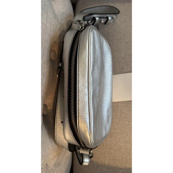 Marc Jacobs Zoom Tassel Silver Metallic Crossbody Bag. - Picture 4 of 8